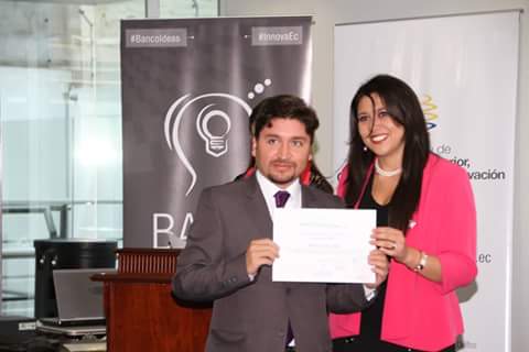 Entrega oficial del certificado del Banco de Ideas SENESCYT a Héctor Velasco