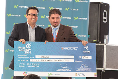 Premiación Retos Yachay 2014 — Héctor Velasco recibe el premio con cheque INLLIYAKU
